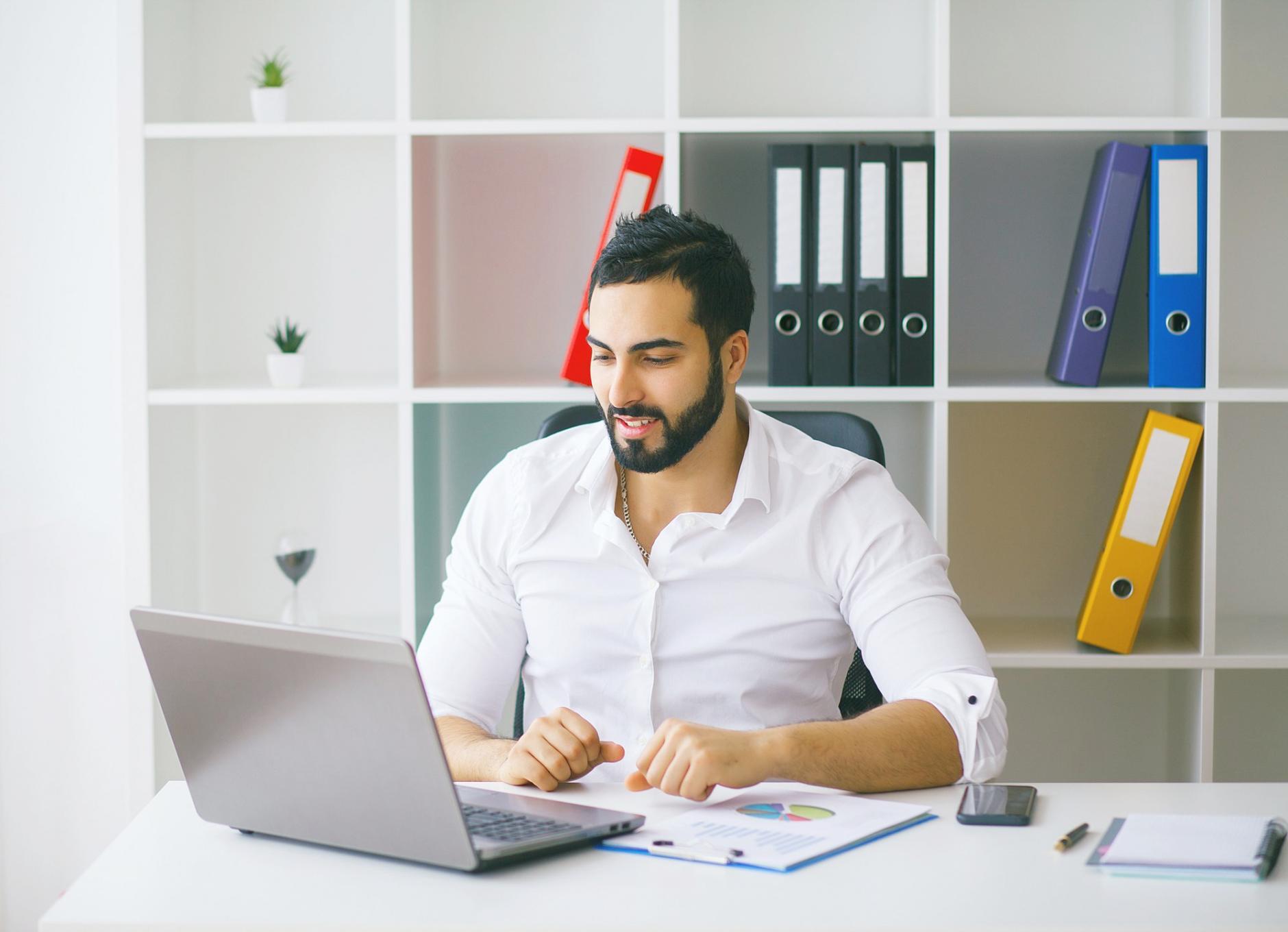 Persona che studia grafici di investimento su un laptop